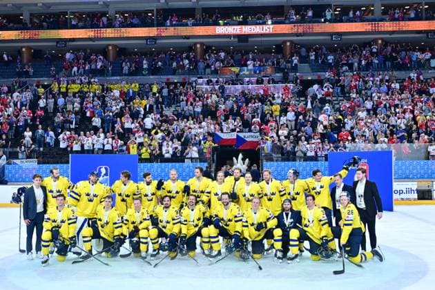 PRAG, TJECKIEN 20240526 Tre kronor med sina bronsmedaljer om halsen efter segern i söndagens bronsmatch mellan Sverige och Kanada under ishockey-VM i Prag, Tjeckien.