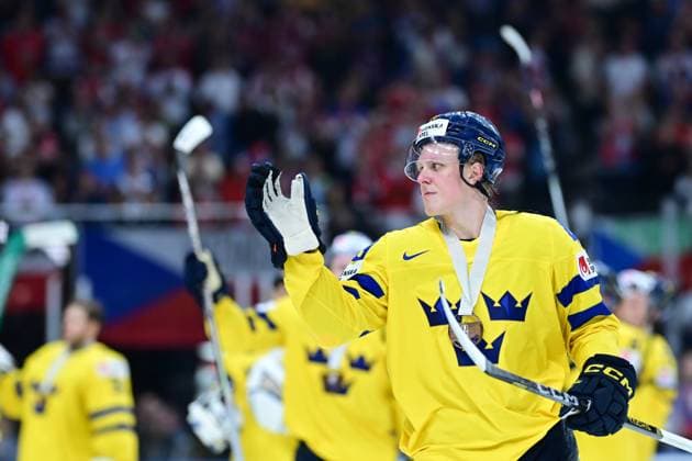PRAG, TJECKIEN 20240526 Sveriges 49 Fabian Zetterlund firar VM-bronset efter söndagens bronsmatch mellan Sverige och Kanada under ishockey-VM i Prag, Tjeckien.