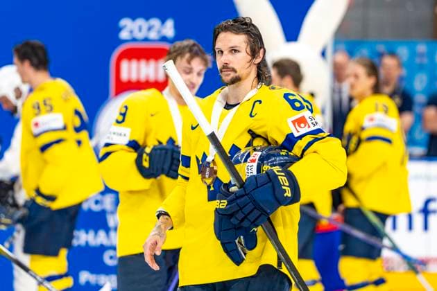 PRAGUE, CZECH REPUBLIC - MAY 26: Erik Karlsson of Sweden wearing his bronze medal after 2024 IIHF Ice hockey, Eishockey World Championship, WM, Weltmeisterschaft Czechia Third Place Match between Sweden and Canada at Prague Arena on May 26, 2024 in Prague, Czech Republic. Prague Prague Arena Czech Republic Copyright: xJustPictures.ch JarixPestelaccix jp-en-EuSpIm-JP4_JAR_Sweden_Canada_26May_2024195