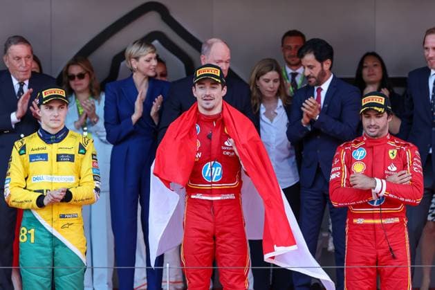 l-r: 2 Platz Oscar Piastri (McLaren), Winner Charles Leclerc (Scuderia Ferrari HP), 3 Platz Carlos Sainz jr. (Scuderia Ferrari HP), Rennen, Grosser Preis von Monaco, Motorsport, Herren, Formel 1, 26.05.2024 Monte Carlo Monaco MCO