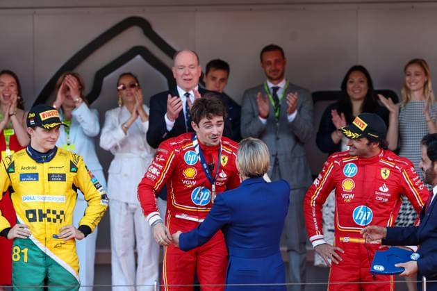 2 Platz Oscar Piastri (McLaren), Winner Charles Leclerc (Scuderia Ferrari HP), 3 Platz Carlos Sainz jr. (Scuderia Ferrari HP), Fuerstin Charlene von Monaco, Rennen, Grosser Preis von Monaco, Motorsport, Herren, Formel 1, 26.05.2024 Monte Carlo Monaco MCO