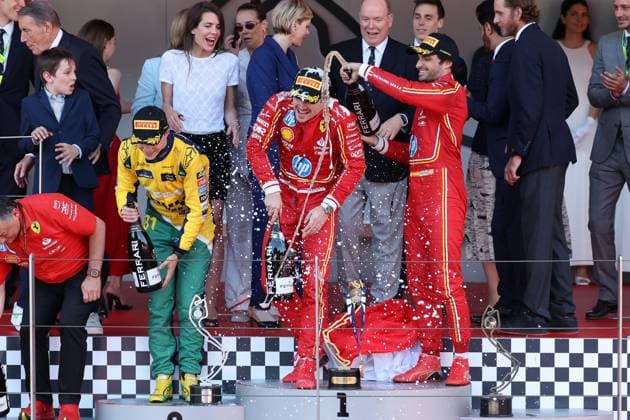champagner dusche, 2 Platz Oscar Piastri (McLaren), Winner Charles Leclerc (Scuderia Ferrari HP), 3 Platz Carlos Sainz jr. (Scuderia Ferrari HP), Rennen, Grosser Preis von Monaco, Motorsport, Herren, Formel 1, 26.05.2024 Monte Carlo Monaco MCO