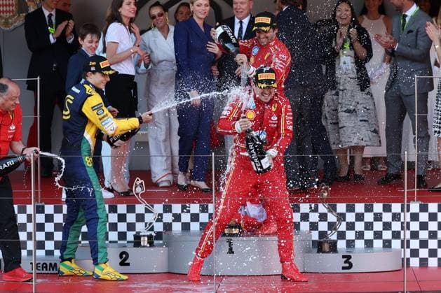 champagner dusche, 2 Platz Oscar Piastri (McLaren), Winner Charles Leclerc (Scuderia Ferrari HP), 3 Platz Carlos Sainz jr. (Scuderia Ferrari HP), Rennen, Grosser Preis von Monaco, Motorsport, Herren, Formel 1, 26.05.2024 Monte Carlo Monaco MCO