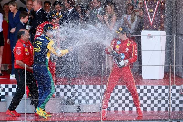 champagner dusche, 2 Platz Oscar Piastri (McLaren), Winner Charles Leclerc (Scuderia Ferrari HP), 3 Platz Carlos Sainz jr. (Scuderia Ferrari HP), Rennen, Grosser Preis von Monaco, Motorsport, Herren, Formel 1, 26.05.2024 Monte Carlo Monaco MCO