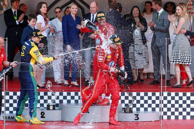 champagner dusche, 2 Platz Oscar Piastri (McLaren), Winner Charles Leclerc (Scuderia Ferrari HP), 3 Platz Carlos Sainz jr. (Scuderia Ferrari HP), Rennen, Grosser Preis von Monaco, Motorsport, Herren, Formel 1, 26.05.2024 Monte Carlo Monaco MCO