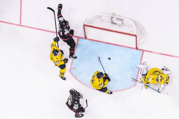 240526 John Tavares of Canada celebrates after the 1-2 goal while Pontus Holmberg, Rasmus Dahlin and goaltender Filip Gustavsson of Sweden look dejected during the 2024 IIHF Ice hockey, Eishockey World Championship, WM, Weltmeisterschaft bronze medal game between Sweden and Canada on May 26, 2024 in Prague. Photo: Maxim ThorÃ BILDBYRAN kod MT MT0605 ishockey ice hockey ishockey-vm sweden canada 2024 iihf ice hockey world championship bbeng bronsmatch Sverige Kanada jubel depp Copyright: MAXIMxTHORE BB240526MT139