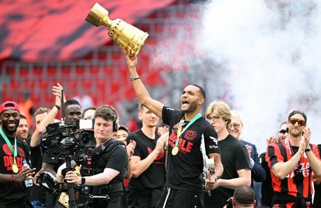 Fussball, , Deutschland, Herren, Saison 2023 2024, Coming Home, BayArena Leverkusen, Bayer Leverkusen feiert das Double; Jonathan Tah (LEV) mit der Meisterschale und dem DFB Pokal. Jubel, Freude, Aktion. DFB DFL REGULATIONS PROHIBIT ANY USE OF PHOTOGRAPHS AS IMAGE SEQUENCES AND OR QUASI-VIDEO