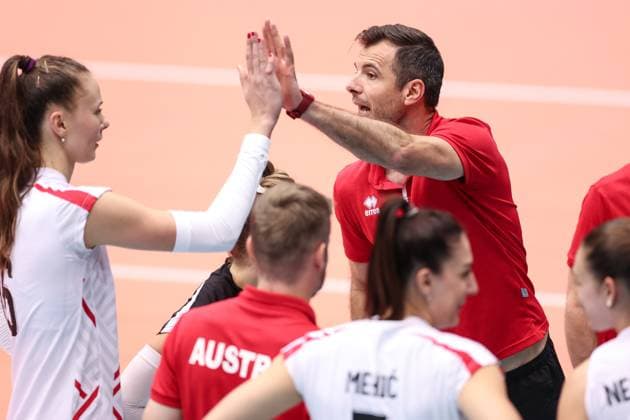 VOLLEYBALL - CEV Golden League, AUT vs UKR SCHWECHAT,AUSTRIA,26.MAY.24 - VOLLEYBALL - CEV European Golden League, ladies, Austria vs Ukraine. Image shows Anamarija Galic and head coach Roland Schwab (AUT).  GEPAxpictures xArminxRauthner