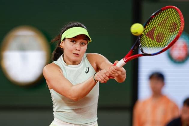 26.05.2024 Tennis, French Open 2024 Roland-Garros, FRA, Paris, Women™s Singles Court Philippe-Chatrier - FIRST ROUND Eva Lys (GER) - Caroline Garcia (FRA) Bild: v. li. Eva Lys (GER) spielt eine Rückhand. Copyright: HMBxMedia AntonioxBorga