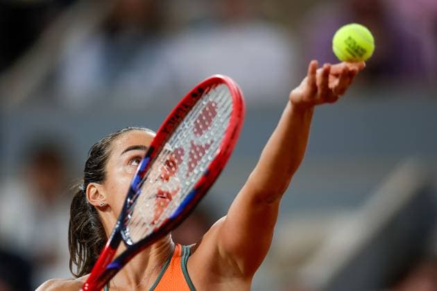 26.05.2024 Tennis, French Open 2024 Roland-Garros, FRA, Paris, Women™s Singles Court Philippe-Chatrier - FIRST ROUND Eva Lys (GER) - Caroline Garcia (FRA) Bild: v. li. Caroline Garcia (FRA) macht einen Aufschlag. Copyright: HMBxMedia AntonioxBorga