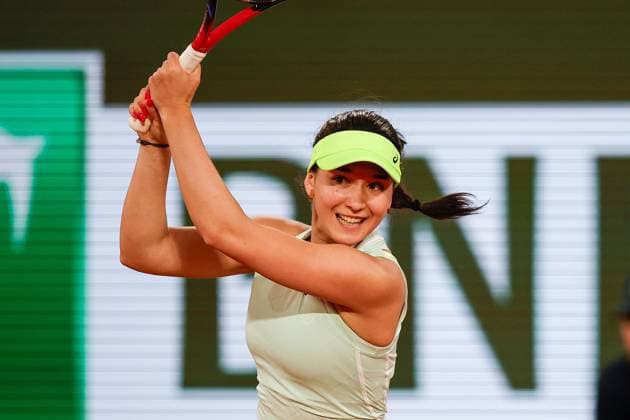 26.05.2024 Tennis, French Open 2024 Roland-Garros, FRA, Paris, Women™s Singles Court Philippe-Chatrier - FIRST ROUND Eva Lys (GER) - Caroline Garcia (FRA) Bild: v. li. Eva Lys (GER) spielt eine Rückhand. Copyright: HMBxMedia AntonioxBorga