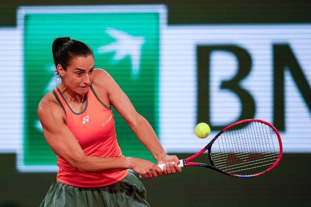 26.05.2024 Tennis, French Open 2024 Roland-Garros, FRA, Paris, Women™s Singles Court Philippe-Chatrier - FIRST ROUND Eva Lys (GER) - Caroline Garcia (FRA) Bild: v. li. Caroline Garcia (FRA) spielt eine Rückhand. Copyright: HMBxMedia AntonioxBorga