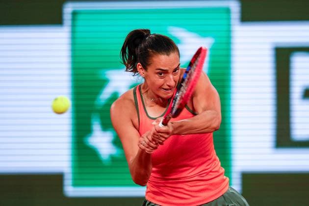 26.05.2024 Tennis, French Open 2024 Roland-Garros, FRA, Paris, Women™s Singles Court Philippe-Chatrier - FIRST ROUND Eva Lys (GER) - Caroline Garcia (FRA) Bild: v. li. Caroline Garcia (FRA) spielt eine Rückhand. Copyright: HMBxMedia AntonioxBorga