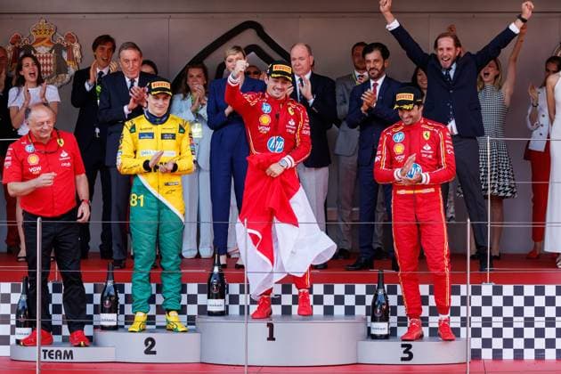 Charles Leclerc (Scuderia Ferrari HP, 16) bejubelt den seinen Sieg, links Frederic Vasseur (Scuderia Ferrari HP, Teamchef), Oscar Piastri (McLaren Formula 1 Team, 81), rechts Carlos Sainz (Scuderia Ferrari HP, 55), dahinter Fuerst Albert von Monaco und Fuerstin Charlene von Monaco, Grosser Preis von Monaco, Motorsport, Formel 1, Saison 2023, 26.05.2024 Grosser Preis von Monaco, Motorsport, Formel 1, Saison 2023, 26.05.2024 Monte Carlo Copyright: xEibner-Pressefoto AlexanderxNeisx EP_ANS