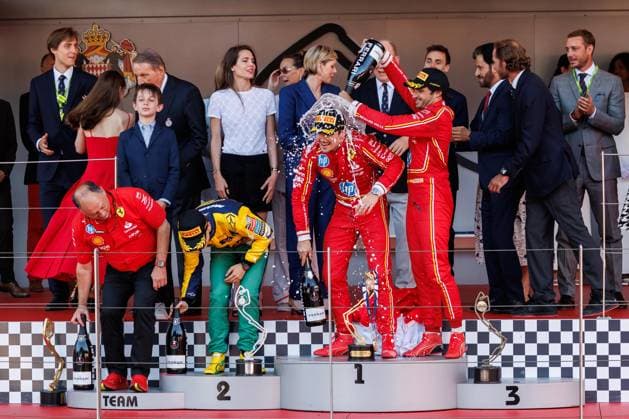 Charles Leclerc (Scuderia Ferrari HP, 16) bekommt von Carlos Sainz (Scuderia Ferrari HP, 55) eine Sektdusche, Grosser Preis von Monaco, Motorsport, Formel 1, Saison 2023, 26.05.2024 Grosser Preis von Monaco, Motorsport, Formel 1, Saison 2023, 26.05.2024 Monte Carlo Copyright: xEibner-Pressefoto AlexanderxNeisx EP_ANS