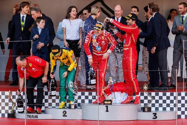 Charles Leclerc (Scuderia Ferrari HP, 16) bekommt von Carlos Sainz (Scuderia Ferrari HP, 55) eine Sektdusche, Grosser Preis von Monaco, Motorsport, Formel 1, Saison 2023, 26.05.2024 Grosser Preis von Monaco, Motorsport, Formel 1, Saison 2023, 26.05.2024 Monte Carlo Copyright: xEibner-Pressefoto AlexanderxNeisx EP_ANS