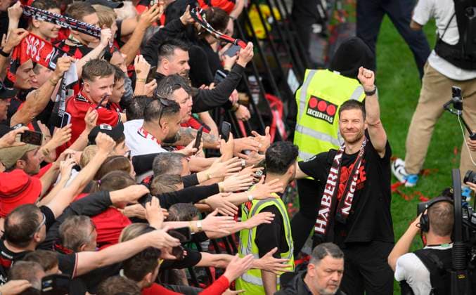 Sport Bilder des Tages Jubel Trainer Xabier Xabi ALONSO (LEV) klatscht Fans ab, Fussball - Coming Home - Double Feier Bayer 04 Leverkusen (LEV), am 26.05.2024 in Leverkusen Deutschland. Â