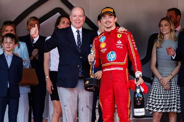 Fuerst Albert von Monaco feiert mit Charles Leclerc (Scuderia Ferrari HP, 16) den sieg, Grosser Preis von Monaco, Motorsport, Formel 1, Saison 2023, 26.05.2024 Grosser Preis von Monaco, Motorsport, Formel 1, Saison 2023, 26.05.2024 Monte Carlo Copyright: xEibner-Pressefoto AlexanderxNeisx EP_ANS
