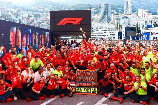 First Place Charles Leclerc of Monaco and Ferrari, Third Place Carlos Sainz of Spain and Ferrari and the whole Ferrari Team Feiern Sie und posieren Sie fur das Teamfeierfoto, Race, F1 Grand Prix of Monaco, Monaco am 26. May 2024 in Monte Carlo, Monaco. (Foto von Diogo Cardoso DeFodi Images) First Place Charles Leclerc of Monaco and Ferrari, Third Place Carlos Sainz of Spain and Ferrari and the whole Ferrari Team celebrate and pose for the team celebration photo, Race, F1 Grand Prix of Monaco, Monaco on May 26, 2024 in Monte Carlo, Monaco. (Photo by Diogo Cardoso DeFodi Images) Defodi-645_f1mon20240526_3769