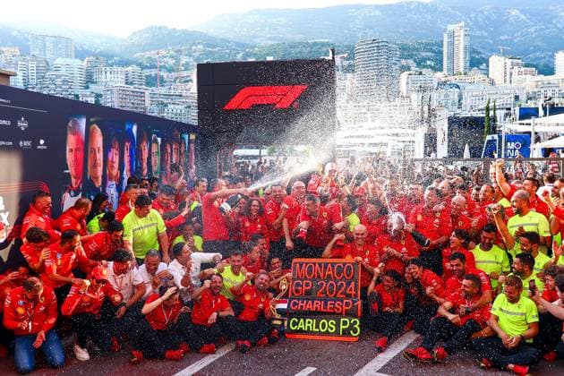 First Place Charles Leclerc of Monaco and Ferrari, Third Place Carlos Sainz of Spain and Ferrari and the whole Ferrari Team Feiern Sie und posieren Sie fur das Teamfeierfoto, Race, F1 Grand Prix of Monaco, Monaco am 26. May 2024 in Monte Carlo, Monaco. (Foto von Diogo Cardoso DeFodi Images) First Place Charles Leclerc of Monaco and Ferrari, Third Place Carlos Sainz of Spain and Ferrari and the whole Ferrari Team celebrate and pose for the team celebration photo, Race, F1 Grand Prix of Monaco, Monaco on May 26, 2024 in Monte Carlo, Monaco. (Photo by Diogo Cardoso DeFodi Images) Defodi-645_f1mon20240526_3822