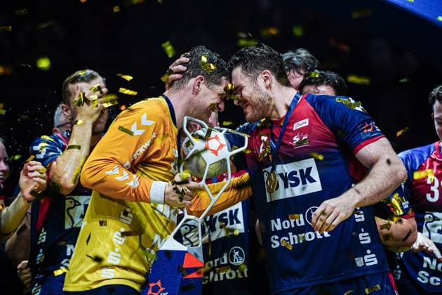 Bilder des Jahres 2024, Sport 05 Mai Sport Themen der Woche KW21 Kevin Moeller (SG Flensburg-Handewitt, 20) und Johannes Golla (SG Flensburg-Handewitt, 04) mit Pokal GER, SG Flensburg-Handewitt vs. Fuechse Berlin, Handball, EHF European League, Finale, Saison 2023 2024, 26.05.2024 GER, SG Flensburg-Handewitt vs. Fuechse Berlin, Handball, EHF European League, Finale, Saison 2023 2024, 26.05.2024 Hamburg *** Kevin Moeller SG Flensburg Handewitt, 20 and Johannes Golla SG Flensburg Handewitt, 04 with trophy GER, SG Flensburg Handewitt vs Fuechse Berlin, Handball, EHF European League, Final, Season 2023 2024, 26 05 2024 GER, SG Flensburg Handewitt vs Fuechse Berlin, Handball, EHF European League, Final, Season 2023 2024, 26 05 2024 Hamburg Copyright: xEibnerxPressefoto MarcelxvonxFehrnx EP_MFN