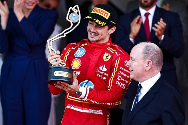 First place Charles Leclerc of Monaco and Ferrari and Prince Albert II of Monaco Feiern auf dem Podium, Race, F1 Grand Prix of Monaco, Monaco am 26. May 2024 in Monte Carlo, Monaco. (Foto von Diogo Cardoso DeFodi Images) First place Charles Leclerc of Monaco and Ferrari and Prince Albert II of Monaco celebrate on the podium, Race, F1 Grand Prix of Monaco, Monaco on May 26, 2024 in Monte Carlo, Monaco. (Photo by Diogo Cardoso DeFodi Images) Defodi-645_f1mon20240526_0561