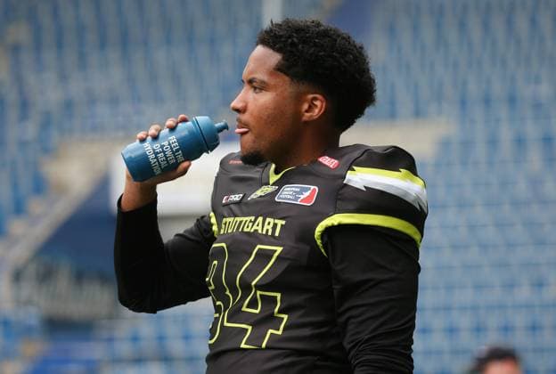 BAU 26.5.2024 Sinsheim American Football Stuttgart Surge vs. Munich Ravens, LENNY KRIEG (Stuttgart Surge) trinkt aus einer Flasche