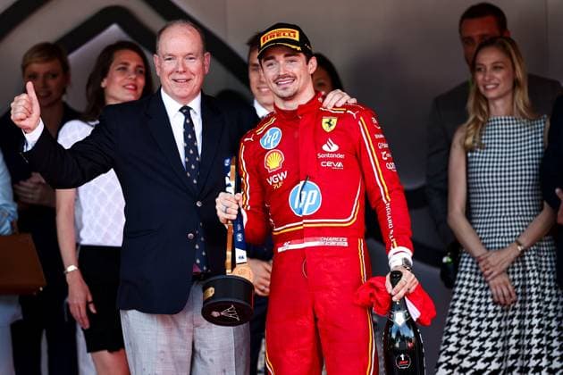Race Winner Charles Leclerc of Monaco and Ferrari and Prince Albert II of Monaco Feiern auf dem Podium, Race, F1 Grand Prix of Monaco, Monaco am 26. May 2024 in Monte Carlo, Monaco. (Foto von Diogo Cardoso DeFodi Images) Race Winner Charles Leclerc of Monaco and Ferrari and Prince Albert II of Monaco celebrate on the podium, Race, F1 Grand Prix of Monaco, Monaco on May 26, 2024 in Monte Carlo, Monaco. (Photo by Diogo Cardoso DeFodi Images) Defodi-645_f1mon20240526_0910
