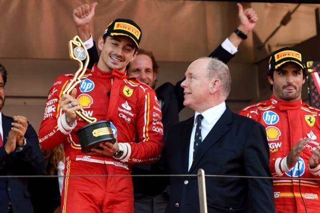 26.05.2024, xrarjax, Motorsport FIA Formel 1, Großer Preis von Monaco 2024 emspor, v.l. Jubel Freude über den Rennsieg bei Charles Leclerc (Ferrari) Startnummer 16 Pokal Trophäe Podium Fürst Fuerst Albert II. Monte Carlo