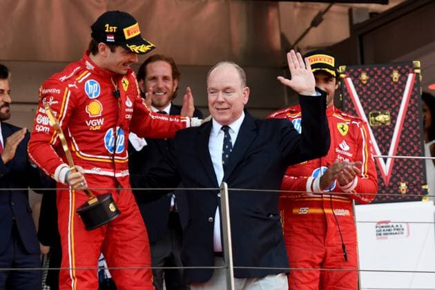 26.05.2024, xrarjax, Motorsport FIA Formel 1, Großer Preis von Monaco 2024 emspor, v.l. Jubel Freude über den Rennsieg bei Charles Leclerc (Ferrari) Startnummer 16 Pokal Trophäe Podium Fürst Fuerst Albert II. Monte Carlo