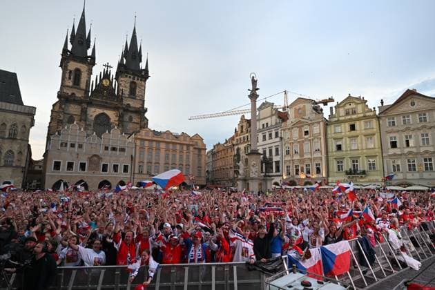 Sport Themen der Woche KW21 Eishockey, WM, Finale, Landesweites Public Viewing in Tschechien Czech fans watch the final match of the 2024 IIHF World Championship, WM, Weltmeisterschaft Switzerland vs Czechia, on a big screen on the Old Town Square in Prague, Czech Republic, on May 26, 2024. (CTKxPhoto MichaelaxRihova) CTKPhotoP2024052606116  CTKPhotoP2024052606116