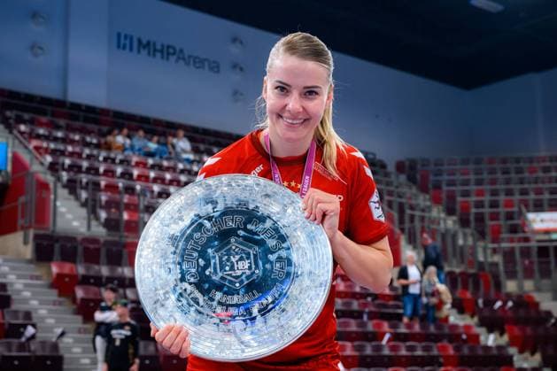 Bietigheim, Deutschland 25. Mai 2024: HBF - SG BBM Bietigheim - HSG Blomberg Noemi Hafra (Bietigheim) mit der Meisterschale Ludwigsburg MHP Arena Baden-Württemberg Deutschland