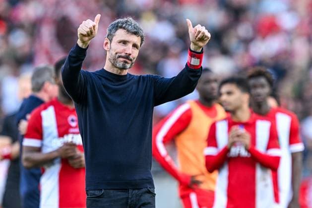 240526 Royal Antwerp FC vs Royal Sporting Club Anderlecht Farewell of Mark Van Bommel , head coach of Antwerp , thanking his supporters after the Jupiler Pro League season 2023 - 2024 match day 10 in the Champions Play-offs between Royal Antwerp FC and Royal Sporting Club Anderlecht on May 26 , 2024 in Antwerpen, Belgium. (Photo by Stijn Audooren Isosport) ANTWERPEN BELGIUM  Copyright: xx 461809
