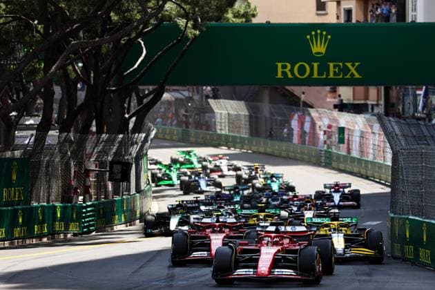 Charles Leclerc of Monaco and Ferrari in Aktion, Race, F1 Grand Prix of Monaco, Monaco am 26. May 2024 in Monte Carlo, Monaco. (Foto von Diogo Cardoso DeFodi Images) Charles Leclerc of Monaco and Ferrari leads the field in the first lap, Race, F1 Grand Prix of Monaco, Monaco on May 26, 2024 in Monte Carlo, Monaco. (Photo by Diogo Cardoso DeFodi Images) Defodi-645_f1mon20240526_4690