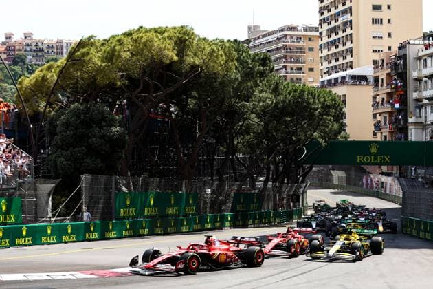 Charles Leclerc of Monaco and Ferrari in Aktion, Race, F1 Grand Prix of Monaco, Monaco am 26. May 2024 in Monte Carlo, Monaco. (Foto von Diogo Cardoso DeFodi Images) Charles Leclerc of Monaco and Ferrari leads the field in the first lap, Race, F1 Grand Prix of Monaco, Monaco on May 26, 2024 in Monte Carlo, Monaco. (Photo by Diogo Cardoso DeFodi Images) Defodi-645_f1mon20240526_4701
