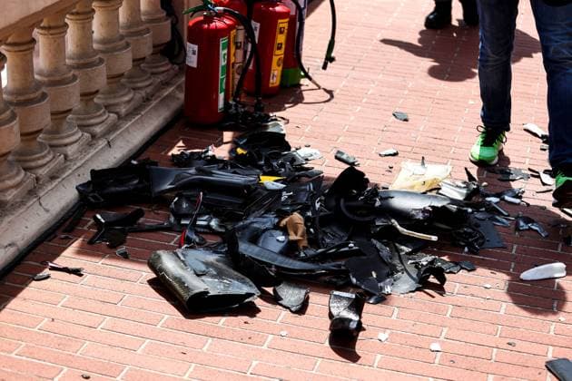 Trummer vom Vorfall in der ersten Runde, Race, F1 Grand Prix of Monaco, Monaco am 26. May 2024 in Monte Carlo, Monaco. (Foto von Diogo Cardoso DeFodi Images) Debris from first lap incident, Race, F1 Grand Prix of Monaco, Monaco on May 26, 2024 in Monte Carlo, Monaco. (Photo by Diogo Cardoso DeFodi Images) Defodi-645_f1mon20240526_4761