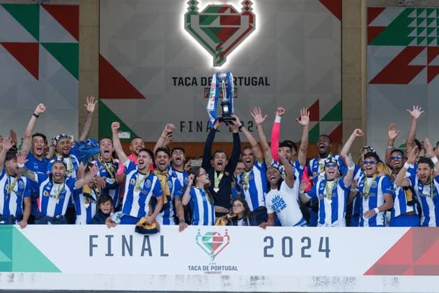 Bilder des Jahres 2024, Sport 05 Mai Sport Themen der Woche KW21 Sport Bilder des Tages Team of FC Porto celebrates during Taca de Portugal 2024 final game between FC Porto and Sporting CP at Estadio Nacional Jamor, Lisbon, Portugal. (Maciej Rogowski) Lisbon Estadio Jose Gomes Portugal Copyright: xMaciejxRogowskix portoscpfinal2024-28