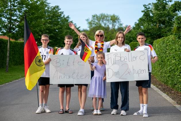 Anreise: DFB-Team kommt in Blankenhain zusammen 20240526 Die deutsche A-Nationalmannschaft der Männer kam heute in Blankenhain in Thüringen zusammen, um sich auf die Heim-Europameisterschaft in den nächsten Tagen bis zum 31.05.2024 vorzubereiten. Bis zum Abend waren die Nationalspieler im Spa & GolfResort Weimarer Land eingetroffen und wurden von zahlreichen Fans begrüßt.Dabei gab es auch das ein oder andere Autogramm.