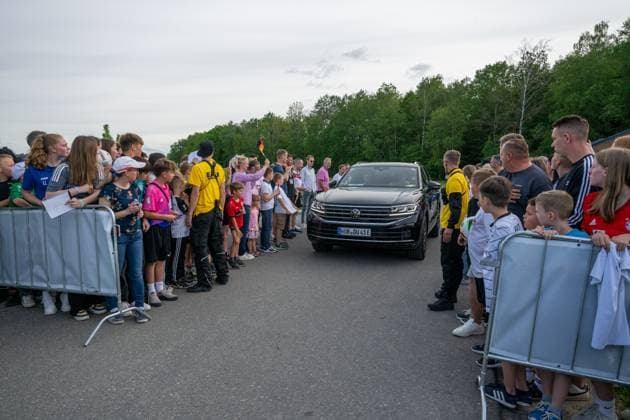 Anreise: DFB-Team kommt in Blankenhain zusammen 20240526 Die deutsche A-Nationalmannschaft der Männer kam heute in Blankenhain in Thüringen zusammen, um sich auf die Heim-Europameisterschaft in den nächsten Tagen bis zum 31.05.2024 vorzubereiten. Bis zum Abend waren die Nationalspieler im Spa & GolfResort Weimarer Land eingetroffen und wurden von zahlreichen Fans begrüßt.Dabei gab es auch das ein oder andere Autogramm.