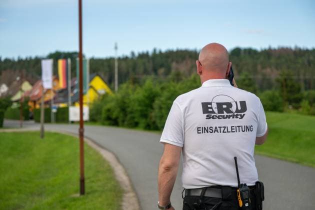 Anreise: DFB-Team kommt in Blankenhain zusammen 20240526 Die deutsche A-Nationalmannschaft der Männer kam heute in Blankenhain in Thüringen zusammen, um sich auf die Heim-Europameisterschaft in den nächsten Tagen bis zum 31.05.2024 vorzubereiten. Bis zum Abend waren die Nationalspieler im Spa & GolfResort Weimarer Land eingetroffen und wurden von zahlreichen Fans begrüßt.Dabei gab es auch das ein oder andere Autogramm.