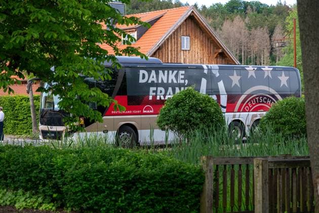 Anreise: DFB-Team kommt in Blankenhain zusammen 20240526 Die deutsche A-Nationalmannschaft der Männer kam heute in Blankenhain in Thüringen zusammen, um sich auf die Heim-Europameisterschaft in den nächsten Tagen bis zum 31.05.2024 vorzubereiten. Bis zum Abend waren die Nationalspieler im Spa & GolfResort Weimarer Land eingetroffen und wurden von zahlreichen Fans begrüßt.Dabei gab es auch das ein oder andere Autogramm.