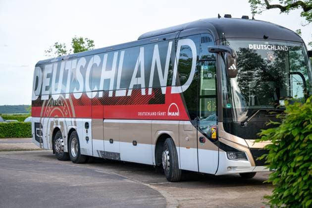 Anreise: DFB-Team kommt in Blankenhain zusammen 20240526 Die deutsche A-Nationalmannschaft der Männer kam heute in Blankenhain in Thüringen zusammen, um sich auf die Heim-Europameisterschaft in den nächsten Tagen bis zum 31.05.2024 vorzubereiten. Bis zum Abend waren die Nationalspieler im Spa & GolfResort Weimarer Land eingetroffen und wurden von zahlreichen Fans begrüßt.Dabei gab es auch das ein oder andere Autogramm.