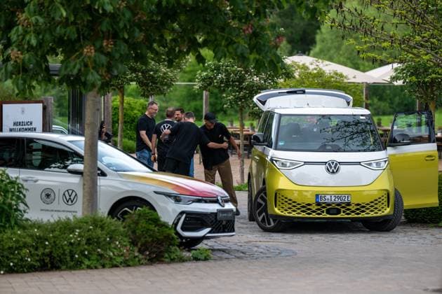 Anreise: DFB-Team kommt in Blankenhain zusammen 20240526 Im Bild: Jamal Musiala Die deutsche A-Nationalmannschaft der Männer kam heute in Blankenhain in Thüringen zusammen, um sich auf die Heim-Europameisterschaft in den nächsten Tagen bis zum 31.05.2024 vorzubereiten. Bis zum Abend waren die Nationalspieler im Spa & GolfResort Weimarer Land eingetroffen und wurden von zahlreichen Fans begrüßt.Dabei gab es auch das ein oder andere Autogramm.