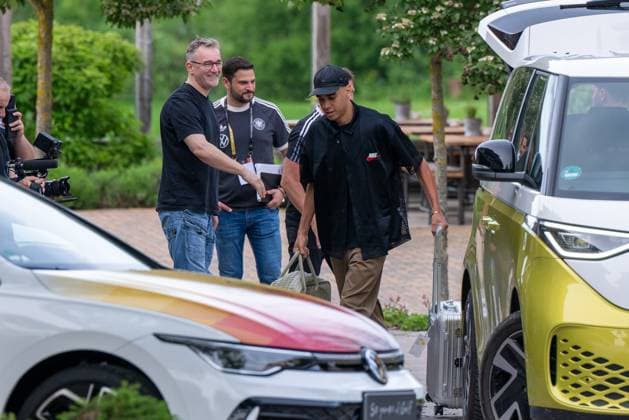 Anreise: DFB-Team kommt in Blankenhain zusammen 20240526 Im Bild: Jamal Musiala Die deutsche A-Nationalmannschaft der Männer kam heute in Blankenhain in Thüringen zusammen, um sich auf die Heim-Europameisterschaft in den nächsten Tagen bis zum 31.05.2024 vorzubereiten. Bis zum Abend waren die Nationalspieler im Spa & GolfResort Weimarer Land eingetroffen und wurden von zahlreichen Fans begrüßt.Dabei gab es auch das ein oder andere Autogramm.