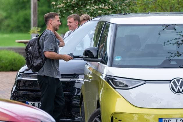 Anreise: DFB-Team kommt in Blankenhain zusammen 20240526 Im Bild: Oliver Baumann Die deutsche A-Nationalmannschaft der Männer kam heute in Blankenhain in Thüringen zusammen, um sich auf die Heim-Europameisterschaft in den nächsten Tagen bis zum 31.05.2024 vorzubereiten. Bis zum Abend waren die Nationalspieler im Spa & GolfResort Weimarer Land eingetroffen und wurden von zahlreichen Fans begrüßt.Dabei gab es auch das ein oder andere Autogramm.