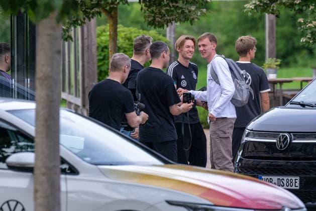 Anreise: DFB-Team kommt in Blankenhain zusammen 20240526 Im Bild: Maximilian Beier Die deutsche A-Nationalmannschaft der Männer kam heute in Blankenhain in Thüringen zusammen, um sich auf die Heim-Europameisterschaft in den nächsten Tagen bis zum 31.05.2024 vorzubereiten. Bis zum Abend waren die Nationalspieler im Spa & GolfResort Weimarer Land eingetroffen und wurden von zahlreichen Fans begrüßt.Dabei gab es auch das ein oder andere Autogramm.