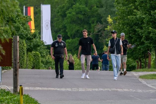 Sport Bilder des Tages Anreise: DFB-Team kommt in Blankenhain zusammen 20240526 Im Bild: Thomas Müller Die deutsche A-Nationalmannschaft der Männer kam heute in Blankenhain in Thüringen zusammen, um sich auf die Heim-Europameisterschaft in den nächsten Tagen bis zum 31.05.2024 vorzubereiten. Bis zum Abend waren die Nationalspieler im Spa & GolfResort Weimarer Land eingetroffen und wurden von zahlreichen Fans begrüßt.Dabei gab es auch das ein oder andere Autogramm.