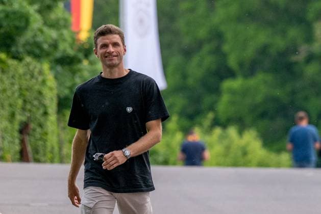 Anreise: DFB-Team kommt in Blankenhain zusammen 20240526 Im Bild: Thomas Müller Die deutsche A-Nationalmannschaft der Männer kam heute in Blankenhain in Thüringen zusammen, um sich auf die Heim-Europameisterschaft in den nächsten Tagen bis zum 31.05.2024 vorzubereiten. Bis zum Abend waren die Nationalspieler im Spa & GolfResort Weimarer Land eingetroffen und wurden von zahlreichen Fans begrüßt.Dabei gab es auch das ein oder andere Autogramm.