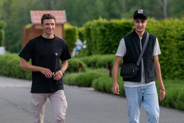Anreise: DFB-Team kommt in Blankenhain zusammen 20240526 Im Bild: Thomas Müller Die deutsche A-Nationalmannschaft der Männer kam heute in Blankenhain in Thüringen zusammen, um sich auf die Heim-Europameisterschaft in den nächsten Tagen bis zum 31.05.2024 vorzubereiten. Bis zum Abend waren die Nationalspieler im Spa & GolfResort Weimarer Land eingetroffen und wurden von zahlreichen Fans begrüßt.Dabei gab es auch das ein oder andere Autogramm.