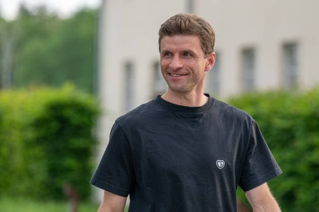 Anreise: DFB-Team kommt in Blankenhain zusammen 20240526 Im Bild: Thomas Müller Die deutsche A-Nationalmannschaft der Männer kam heute in Blankenhain in Thüringen zusammen, um sich auf die Heim-Europameisterschaft in den nächsten Tagen bis zum 31.05.2024 vorzubereiten. Bis zum Abend waren die Nationalspieler im Spa & GolfResort Weimarer Land eingetroffen und wurden von zahlreichen Fans begrüßt.Dabei gab es auch das ein oder andere Autogramm.